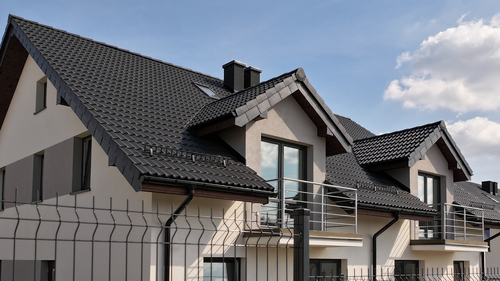 Jakie akcesoria poza pokryciem dachu są niezbędne dla jego prawidłowego funkcjonowania?